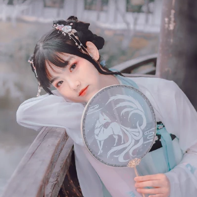 翩翩仙舞帶傘女生頭像，唯美古風(fēng)真人頭像