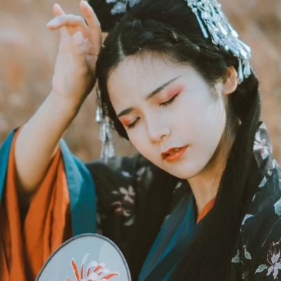 蘆葦飄揚(yáng)女生頭像，唯美古風(fēng)真人頭像