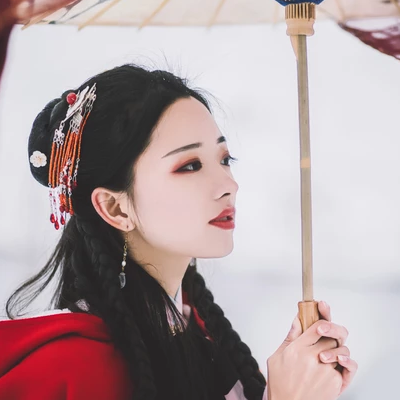 初雪紅披風(fēng)帶傘女生頭像，唯美古風(fēng)真人頭像