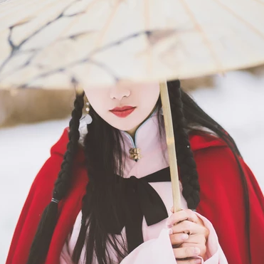 初雪紅披風(fēng)帶傘女生頭像，唯美古風(fēng)真人頭像