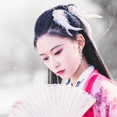 雪仙子紅衣帶折扇女生頭像，唯美古風(fēng)真人頭像