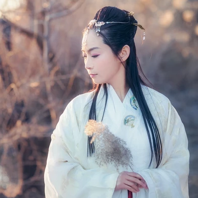 文藝帶笛子女生頭像，唯美古風真人頭像