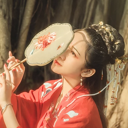 彼岸花團(tuán)扇紅妝紅衣頭像，唯美古風(fēng)真人頭像