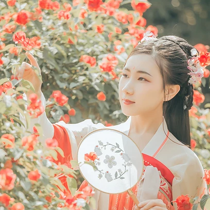 花開帶團(tuán)扇女生頭像，唯美古風(fēng)真人頭像