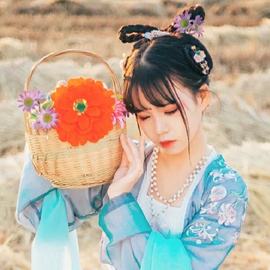 田園里提花籃女生頭像，唯美古風(fēng)真人頭像
