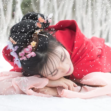 雪景帶傘紅衣女生頭像，唯美古風(fēng)真人頭像