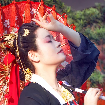 嬌艷紅色帶傘女生頭像，唯美古風真人頭像