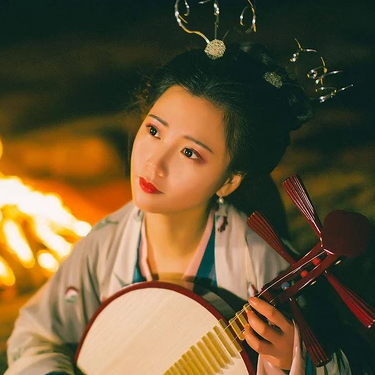夜晚彈琵琶女生頭像，唯美古風(fēng)真人頭像