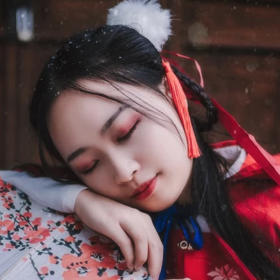 紅衣落雪可愛(ài)女生頭像，唯美古風(fēng)真人頭像