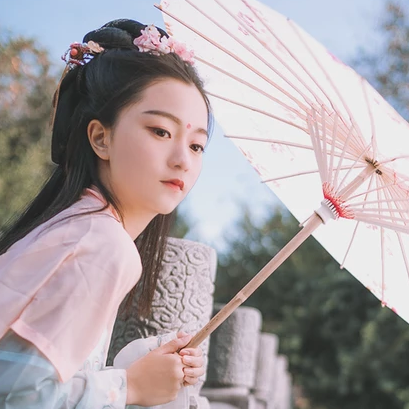 高貴紫衣紅紗帶傘女生頭像，唯美古風(fēng)真人頭像