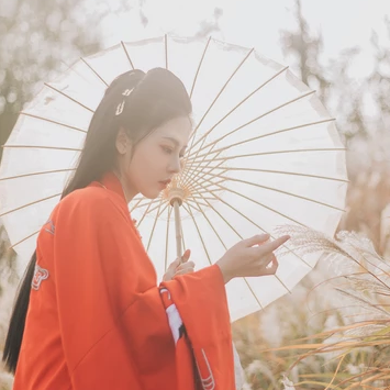 紅衣蒹葭帶傘頭像，唯美古風(fēng)真人頭像