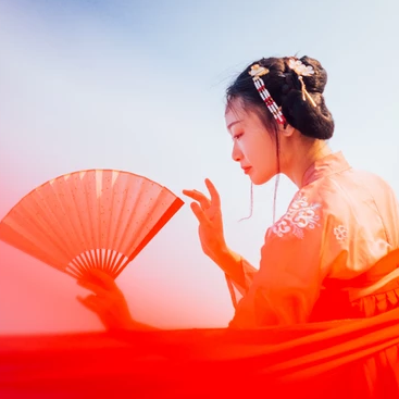 滄海風(fēng)舞帶折扇女生頭像，唯美古風(fēng)真人頭像