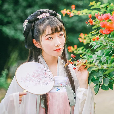 花庭樹下女生頭像，唯美古風真人頭像