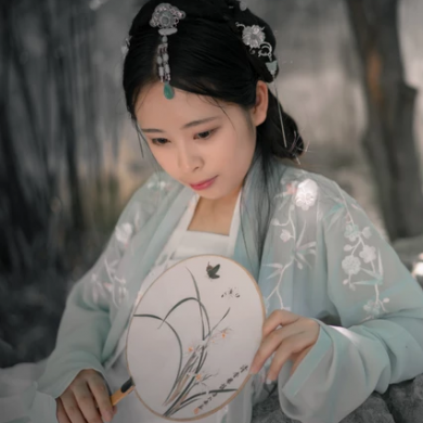 淡雅帶傘團(tuán)扇女生頭像，唯美古風(fēng)真人頭像