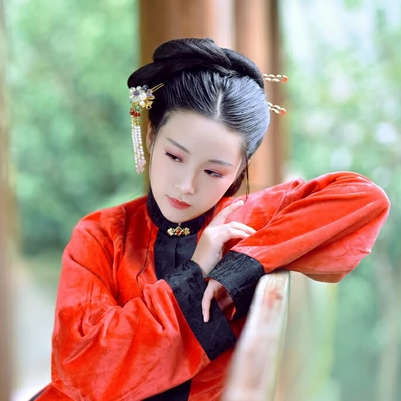 紅衣華服女生頭像，唯美古風(fēng)真人頭像