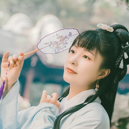 庭院帶團(tuán)扇女生頭像，唯美古風(fēng)真人頭像