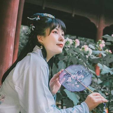 庭院帶團(tuán)扇女生頭像，唯美古風(fēng)真人頭像