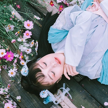 花叢中女生頭像，唯美古風(fēng)真人頭像