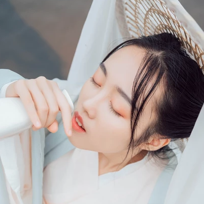 白衣俠客喝酒女生頭像，唯美古風(fēng)真人頭像