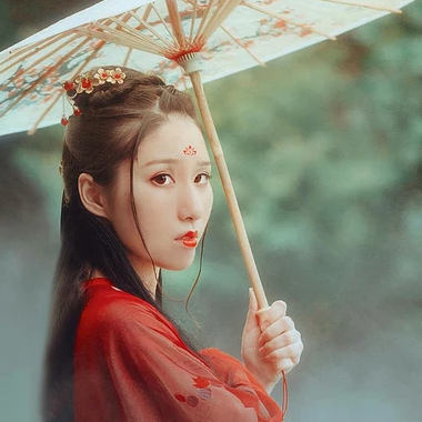 相思紅衣帶傘女生頭像，唯美古風(fēng)真人頭像