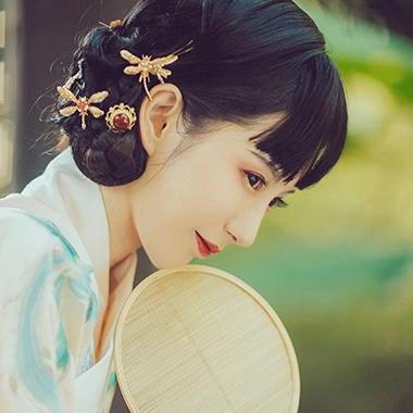 俏皮可愛(ài)帶團(tuán)扇女生頭像，唯美古風(fēng)真人頭像