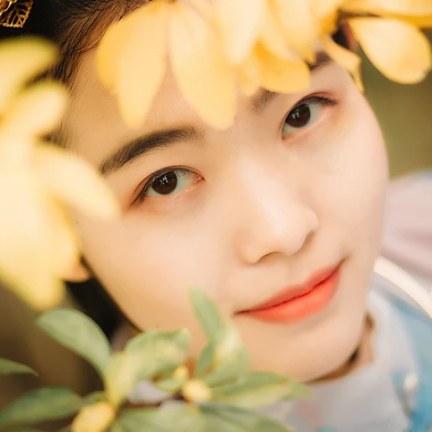 秋風(fēng)帶團(tuán)扇少女頭像，唯美古風(fēng)真人頭像