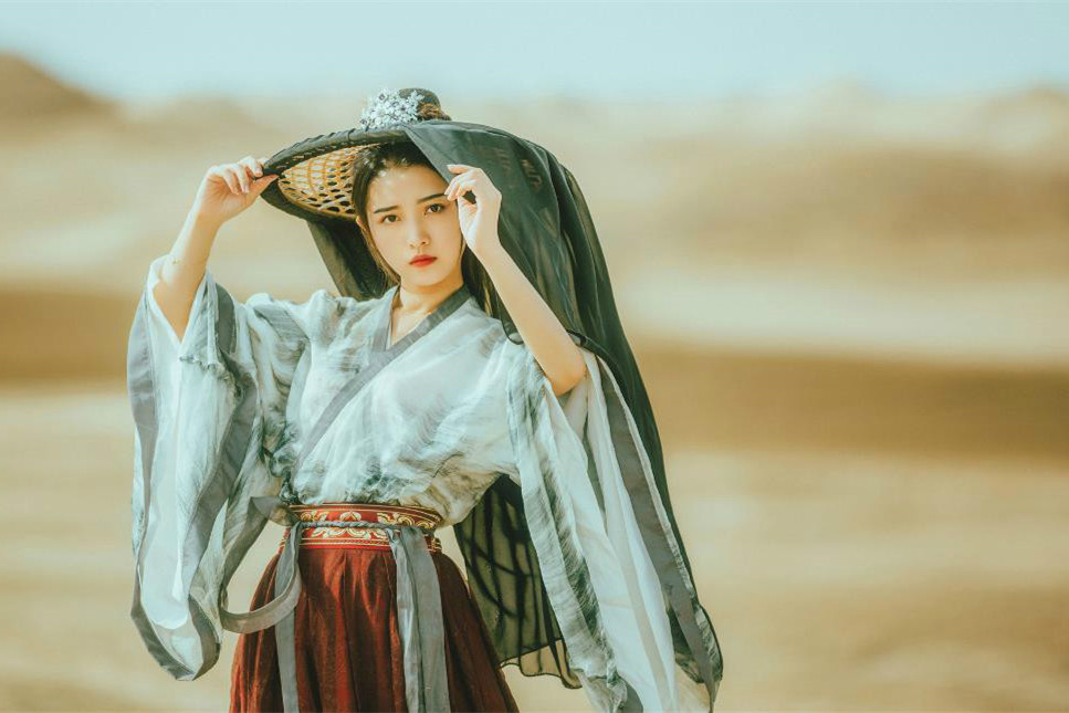大漠孤煙古風(fēng)女子真人頭像，唯美女生qq頭像
