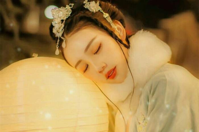 柔美女子攜燈古風(fēng)頭像，婉約中國風(fēng)微信qq頭像