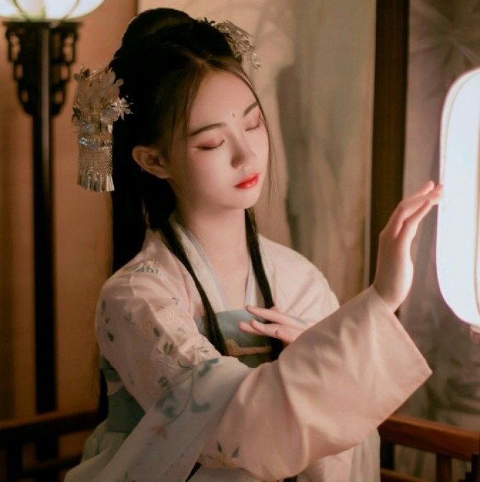 柔美女子攜燈古風(fēng)頭像，婉約中國(guó)風(fēng)微信qq頭像